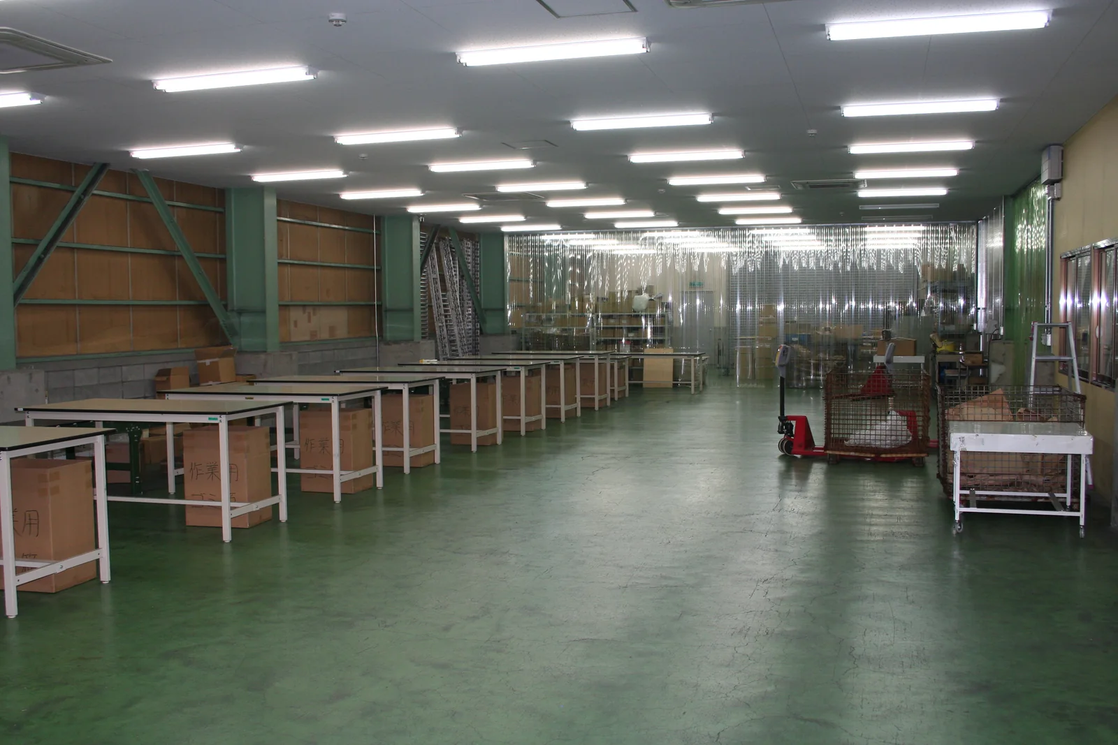 作業台が並ぶ広い作業場